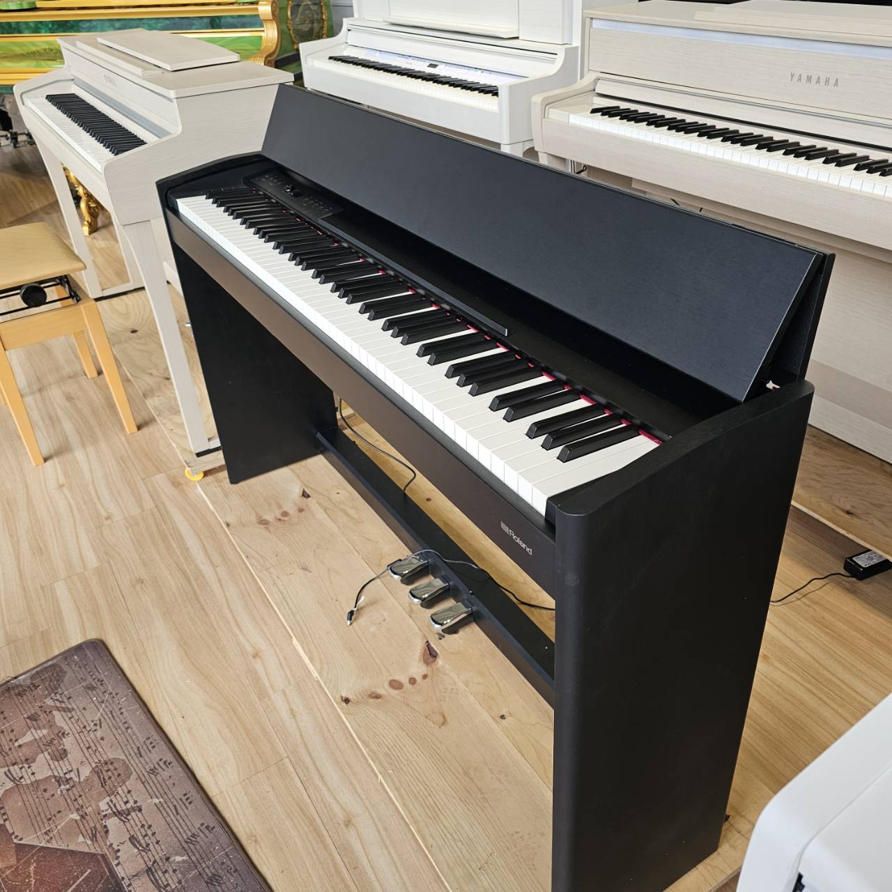 ROLAND F701