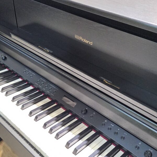 333390_0 ROLAND LX705